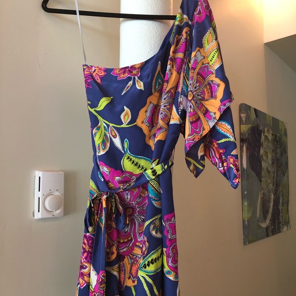 Alice and Trixie One Shoulder Floral Dress - Picture 3 of 5